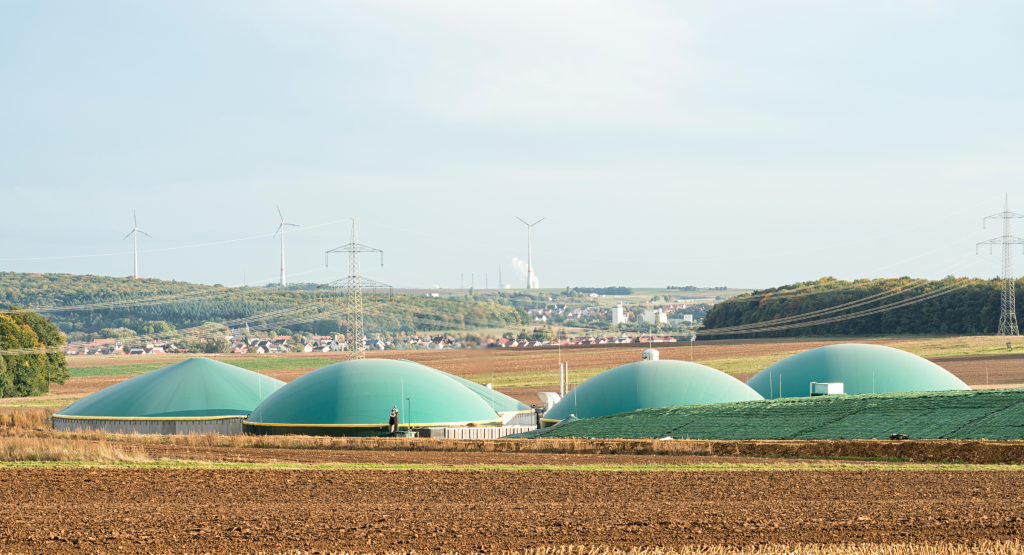 Graphic - Banner - Overview of several biogas plant in a field.