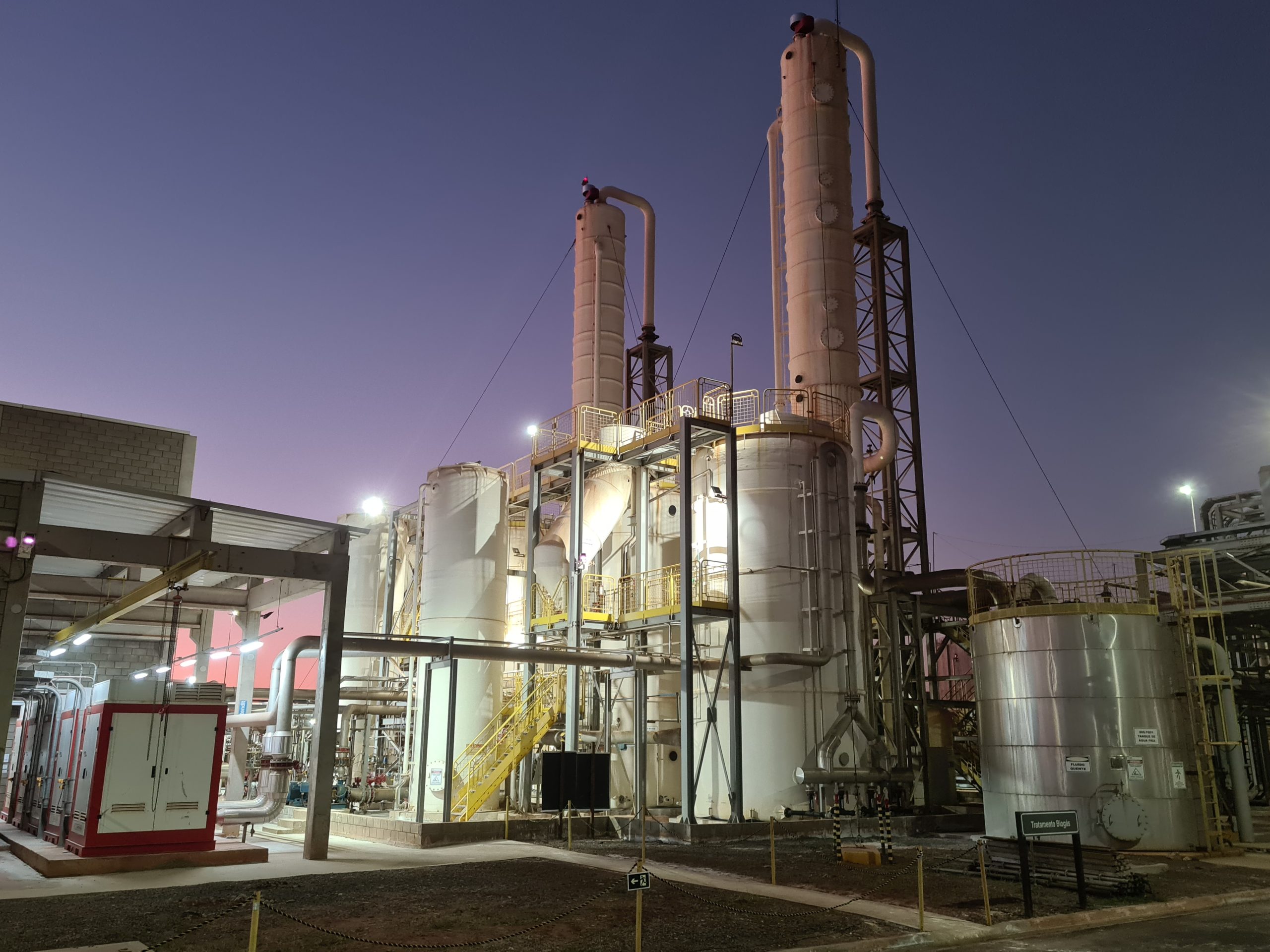 Graphic - THIOPAQ gas desulfurization plant, night time.