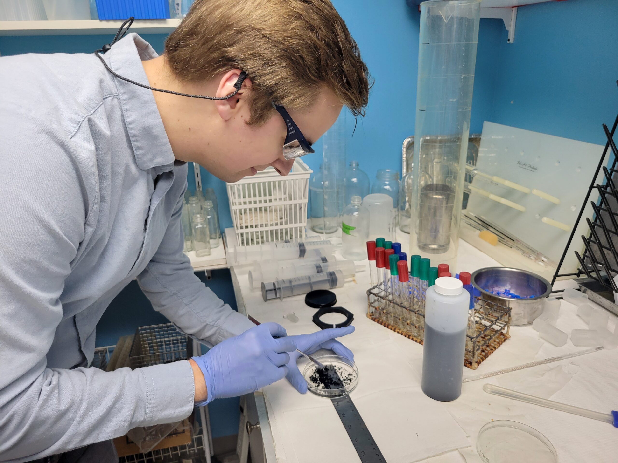 Picture - A man is doing lab tests.