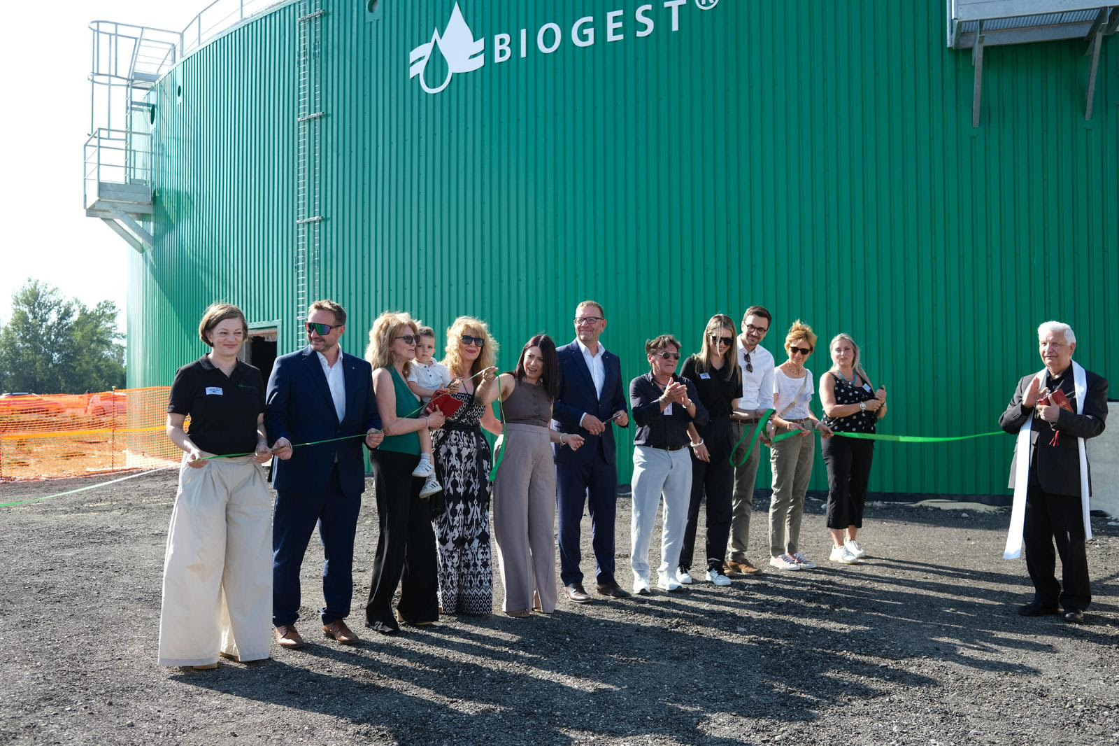 Picture - BIOP Green Gas' team in front of the biomethane plant.