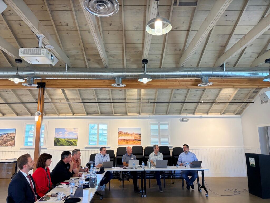 Professional discussion during the UGN event in San Luis Obispo, held in the meeting space at the Octagon Barn venue. (© UGN-Umwelttechnik GmbH)